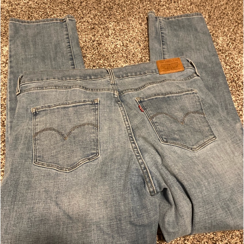 Levi’s 312 shaping slim woman’s jeans